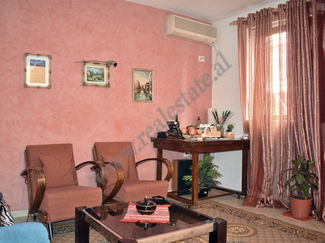 Apartament 1+1 per shitje prane rruges se Durresit ne Tirane.
Ndodhet ne katin perdhe te nje pallat