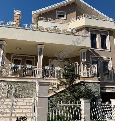 Vile luksoze me qera ne rezidencen Acacia Hills&nbsp;ne Tirane.
Vila ka nje siperfaqe&nbsp;prej 750