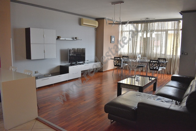 Apartament 3+1 me qira ne bulevardin Zogu I ne Tirane.
Gjendet ne katin e 8 te nje pallati me ashen