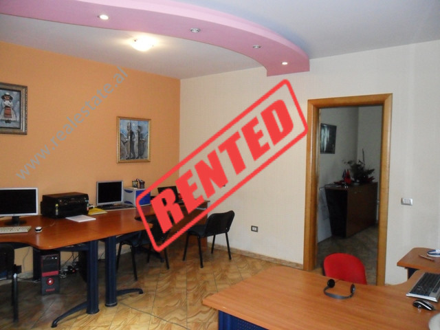 Apartament 1+1 e mobiluar per zyre me qera tek Zogu i Zi ne Tirane.
Pozicionohet ne katin e katert 
