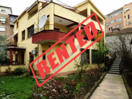 Apartament me qera prane rruges se Elbasanit ne Tirane.

Apartamenti ndodhet ne katin e dyte te nj