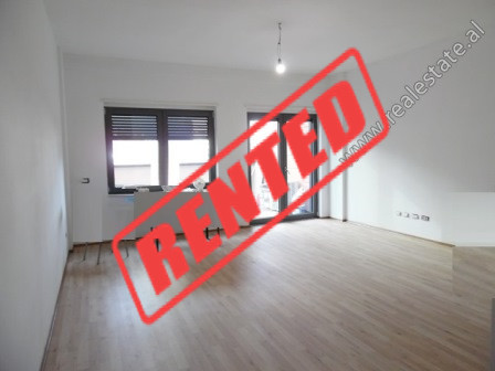 Apartament 3+1 me qera ne zonen e Zogut te Zi ne Tirane.

Ndodhet ne katin e 6-te te nje pallati t