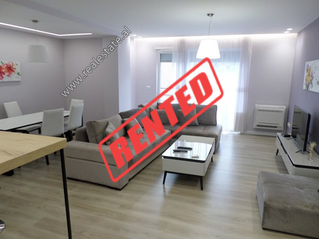 Apartament 3+1 me qera ne rezidencen Sunrise ne Tirane.

Ndodhet ne katin e 3-te te nje pallati te