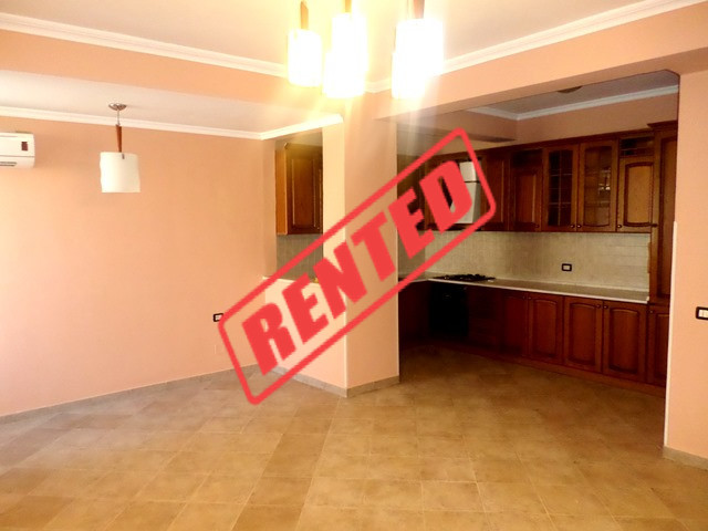 Apartament 3+1 me qera ne rrugen Hoxha Tahsim ne Tirane.

Ndodhet ne katin e 3-te te nje pallati t