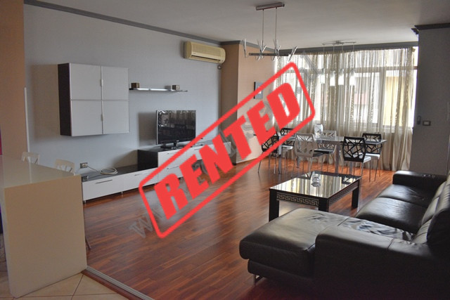 Apartament 3+1 me qira ne bulevardin Zogu I ne Tirane.
Gjendet ne katin e 8 te nje pallati me ashen