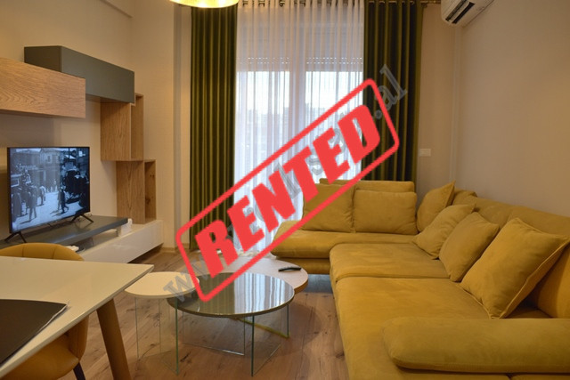 One bedroom apartment for rent in Foleja e Gjelber Complex in Tirana.
It is situated on the third f