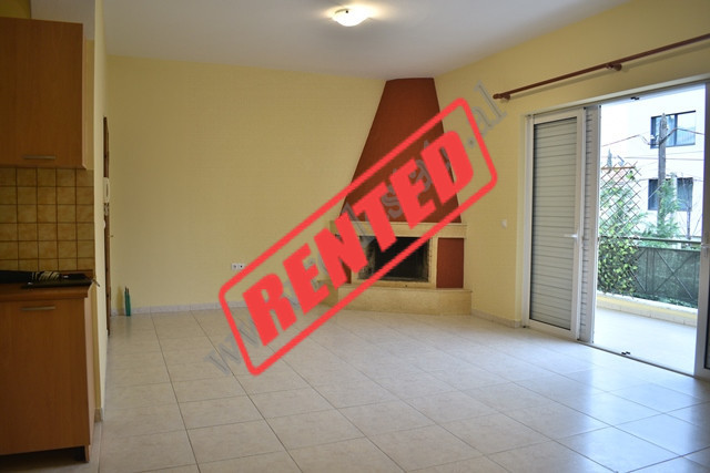 Apartament 3+1 prane rruges Rexhep Jella ne Tirane.
Apartamenti ndodhet ne katin e dyte te je vile 