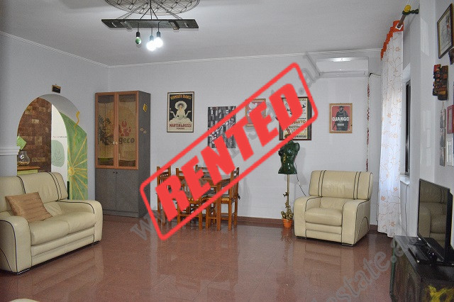 Apartament 1+1 me qira ne rrugen Sulejman Delvina shume prane sheshit Willson ne Tirane.
Shtepia po