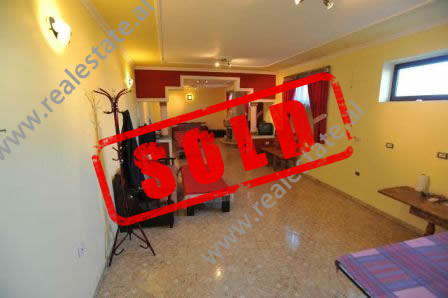 Two storey villa for sale in Lagjia e Re ne Vore.

The villa has an inner space of 400 m2 and 350 
