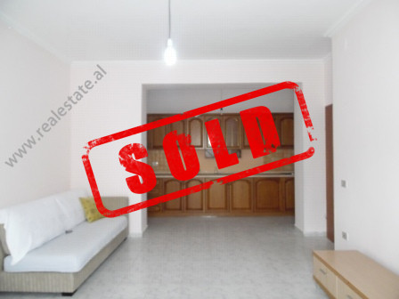 Apartament per shitje prane Gjimnazit A. Z. Cajupi ne Tirane.

Apartamenti ndodhet ne katin e pare