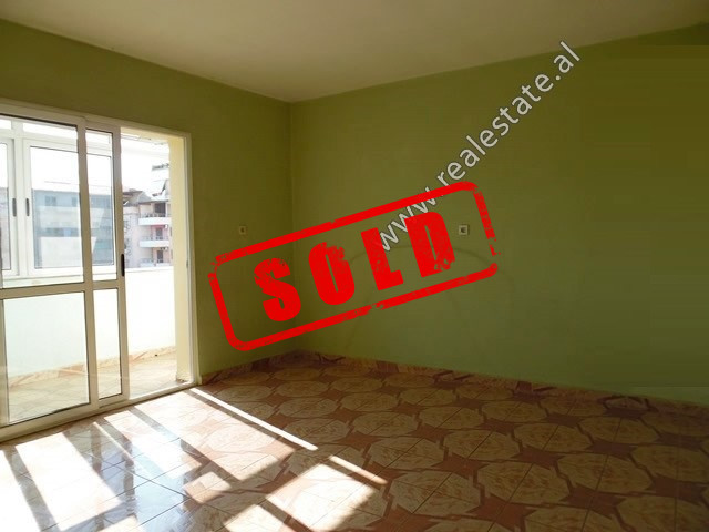 Apartament 3+1 per shitje prane Shkolles Arben Broci ne Tirane.

Ndodhet ne katin e 5-te dhe te fu