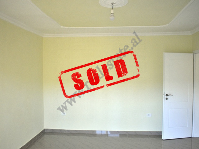 Apartament 1+1 per shitje prane rruges Bardhyl ne Tirane.
Ndodhet ne katin e katert te nje pallati 