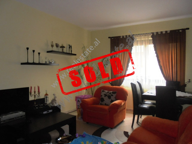 Apartament 2+1 ne shitje ne bulevardin Bajram Curri ne Tirane.

Lokalizohet ne nje zone te qete dh